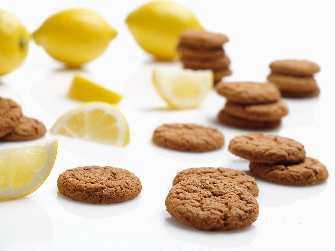 Cookies und Zitronen auf weißem Hintergrund