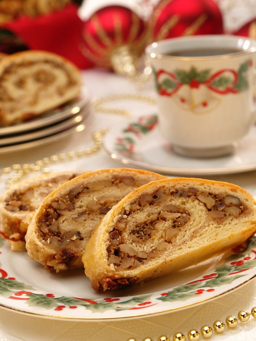 Walnusskuchen auf einer Weihnachtsplatte am Weihnachtstisch