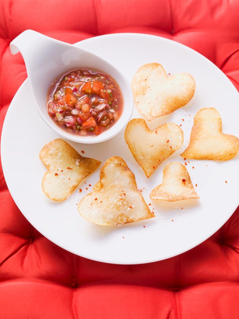 Herzförmige Kartoffelchips mit Salsa