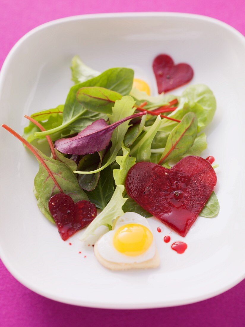 Gemischter Salat mit Rote-Bete-Herz und Spiegelei