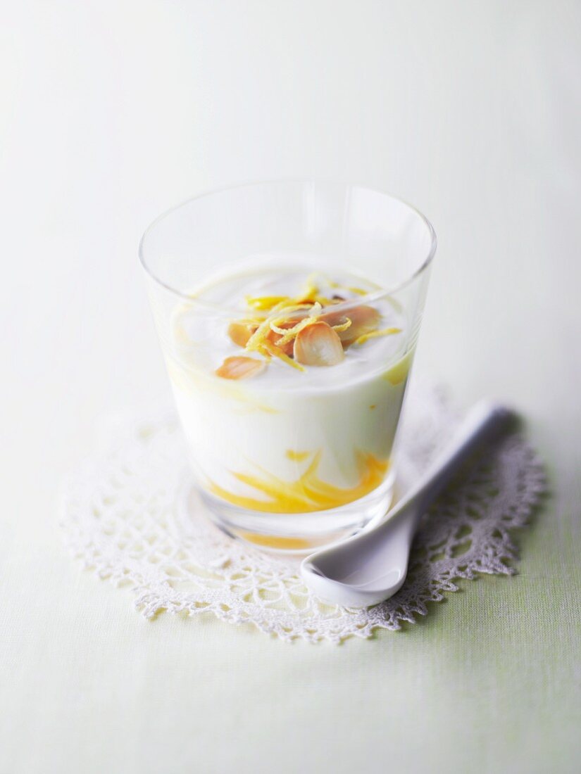 Lemon Posset (Zitronenpudding, England) mit Mandelblättchen