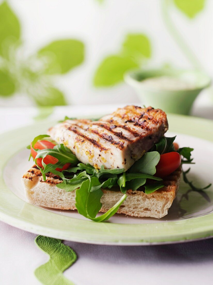 Belegtes Brot mit gegrilltem Schwertfisch, Rucola und Tomaten