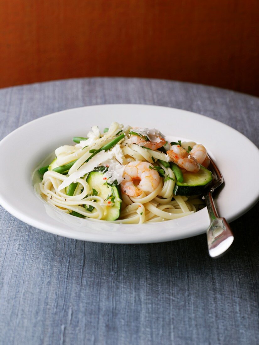 Tagliatelle with prawns and vegetables