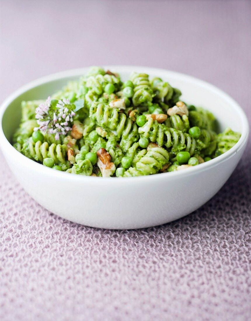Green fusilli with peas and walnuts
