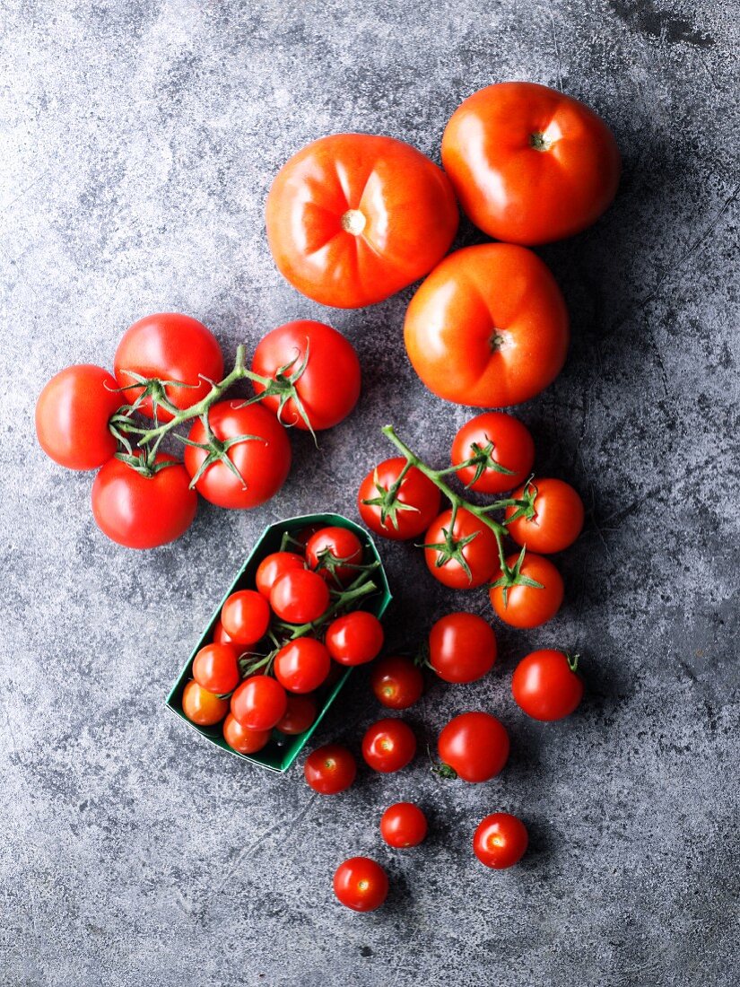 Various tomatoes (seen from above)