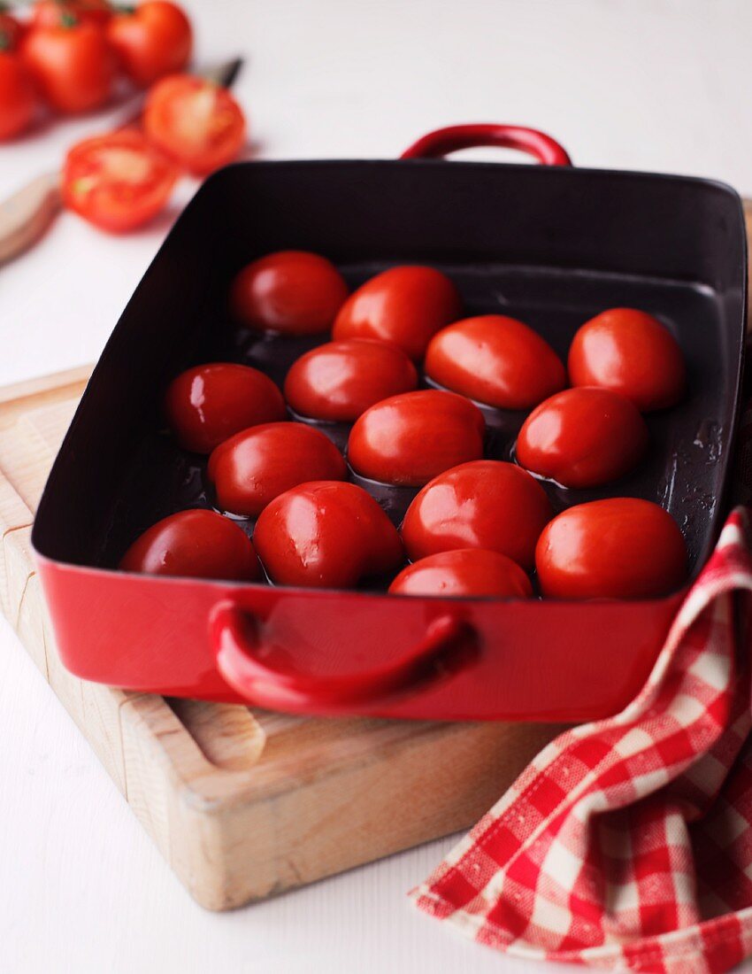 Tomatoes being roasted in a roasting tin