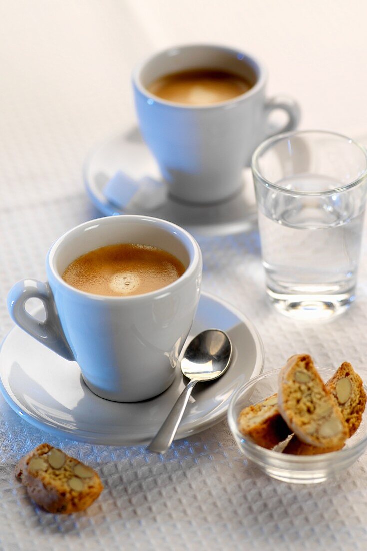 Espresso mit Cantucci und Wasser