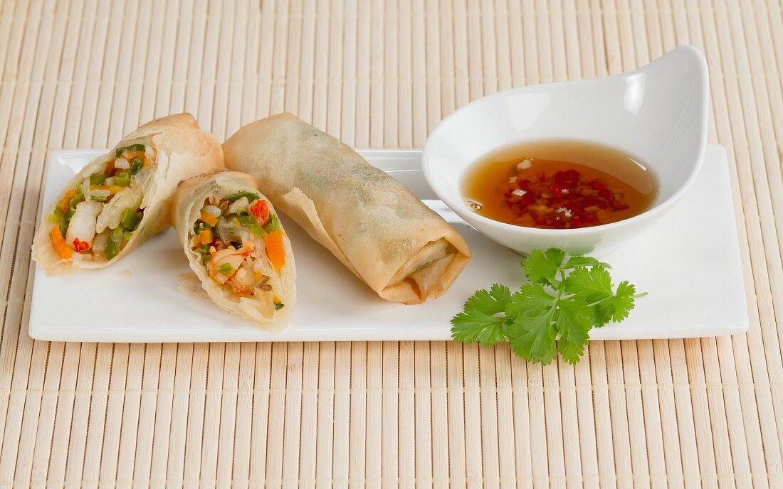 Spring rolls with prawns and a dip