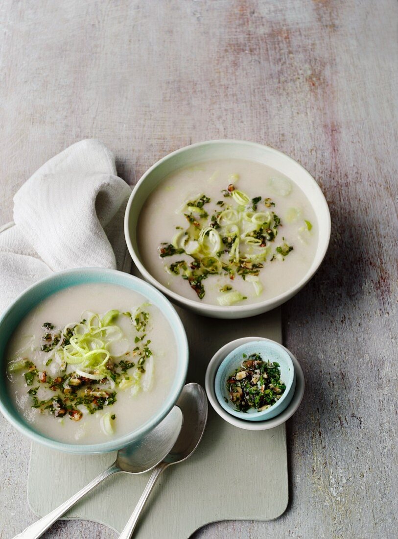 Lauchcremesuppe mit Kräuter-Nuss-Gewürz