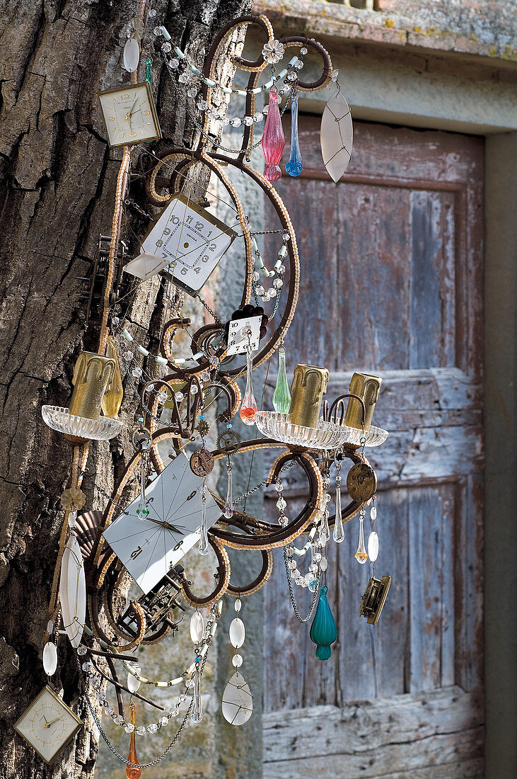 Kerzenleuchter mit Glastropfen und Uhr-Motiven geschmückt