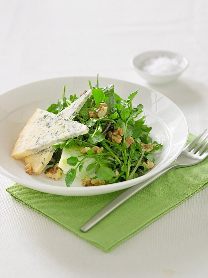 Watercress salad with blue cheese and walnuts