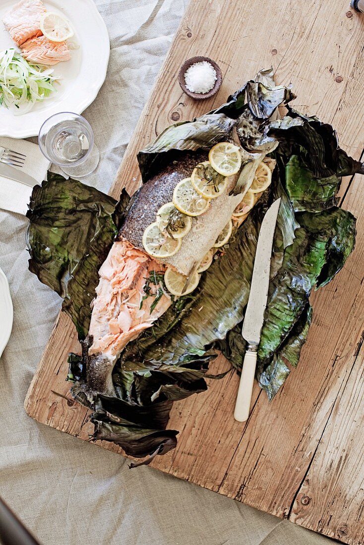 Salmon with tarragon baked in a banana leaf