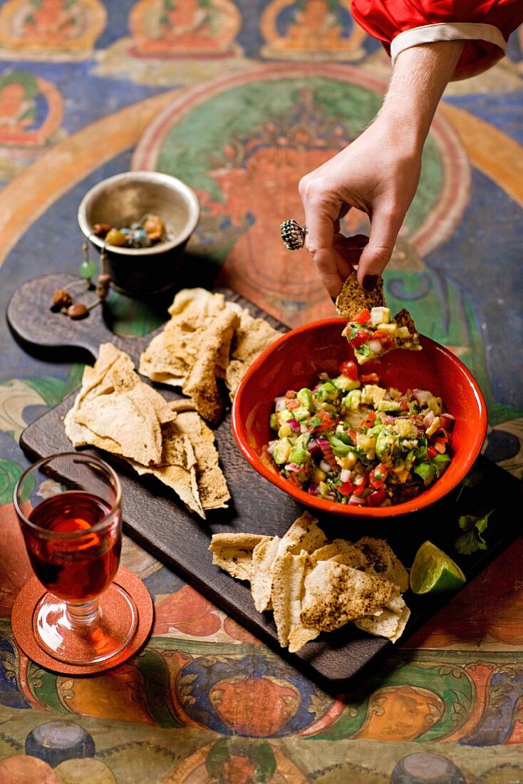 Guacamole mit Zitronen und knuspriges Pitabrot