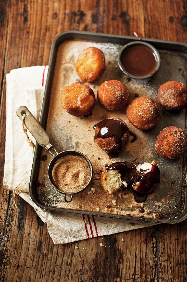 Bombolini (Minikrapfen mit Zimtzucker & Schokosauce, Italien)