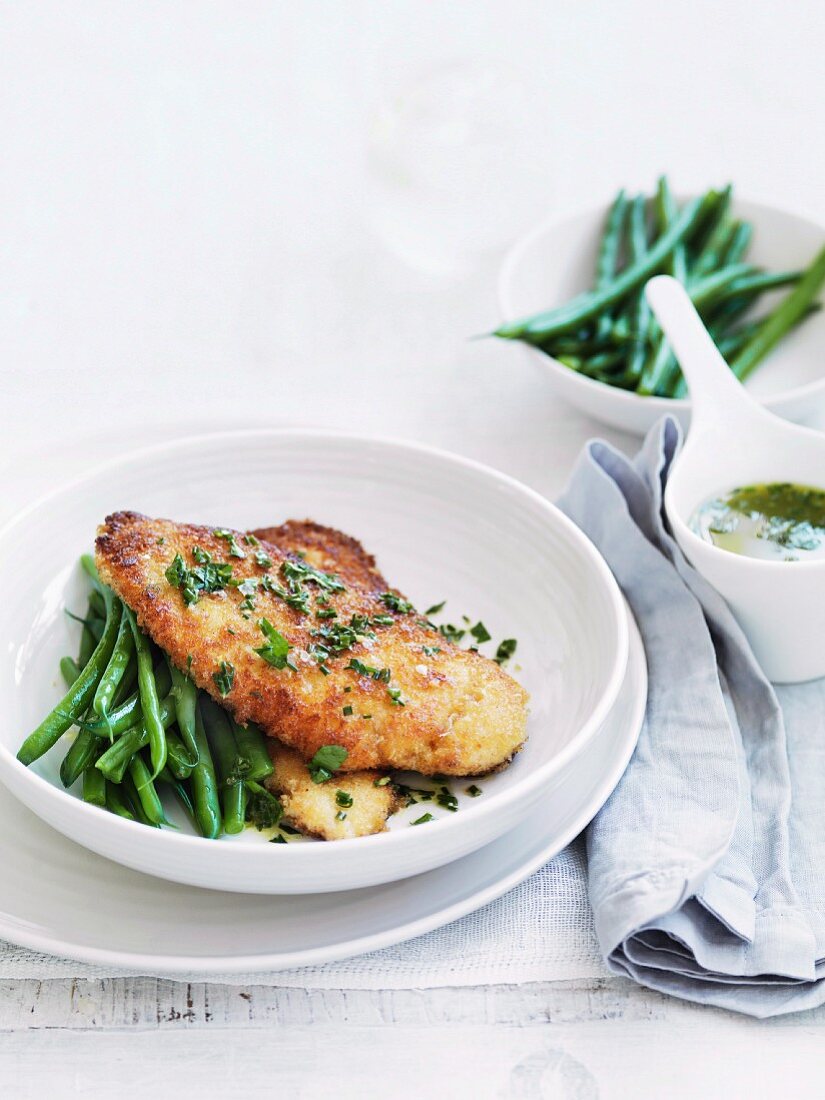 Panierte Hähnchenbrust mit Kräuterbutter und grünen Bohnen