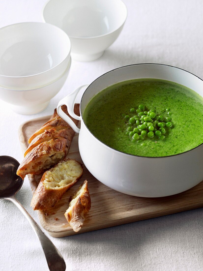 Erbsen-Fenchel-Suppe mit Knoblauch-Parmesan-Baguette