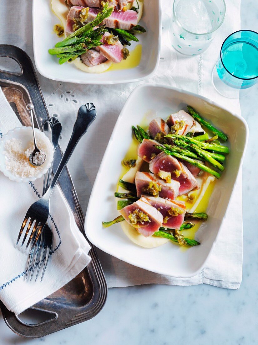 Grilled yellow fin tuna with green asparagus and jalapeño dressing