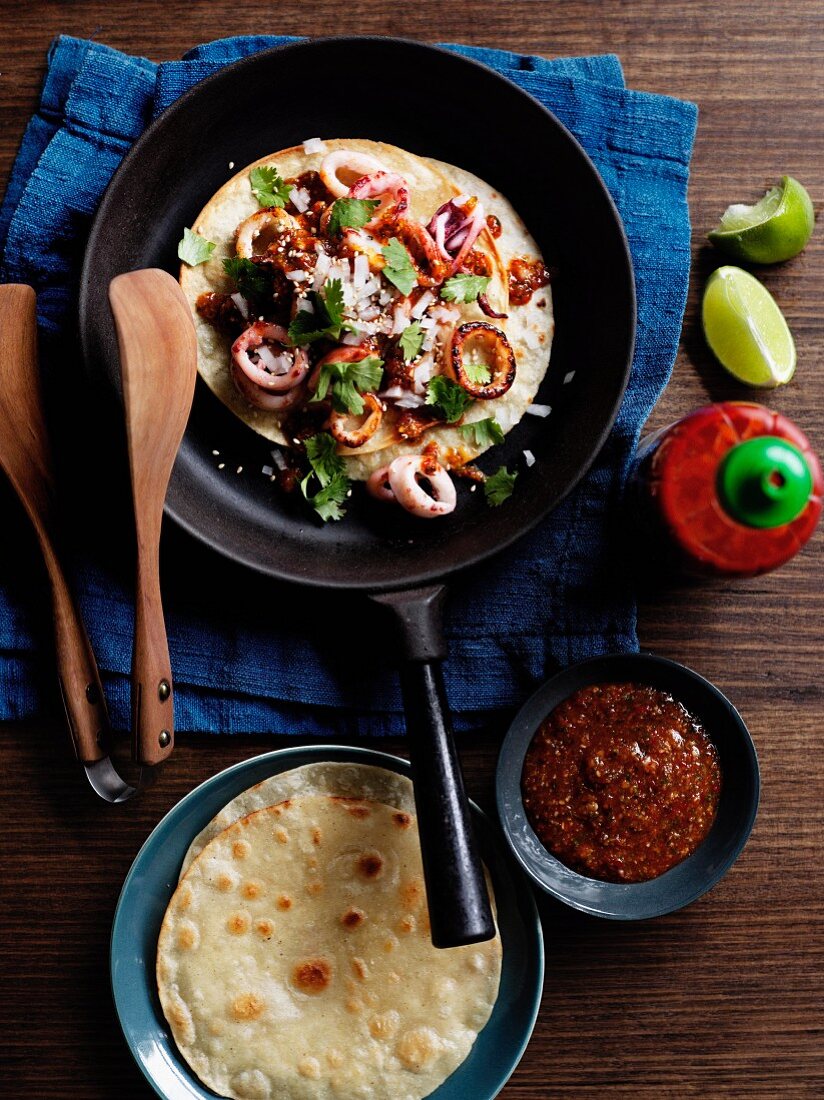 Tacos mit Calamari und Chilisauce