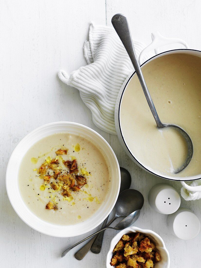 Blumenkohlcremesuppe mit Senf-Käse-Croûtons