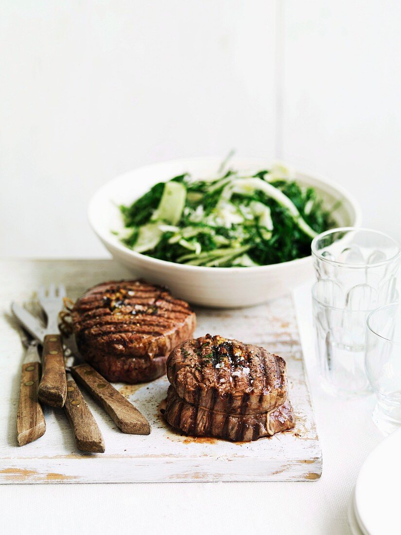 Gegrillte Rinderroulade und Schwarzkohlsalat mit Parmesan