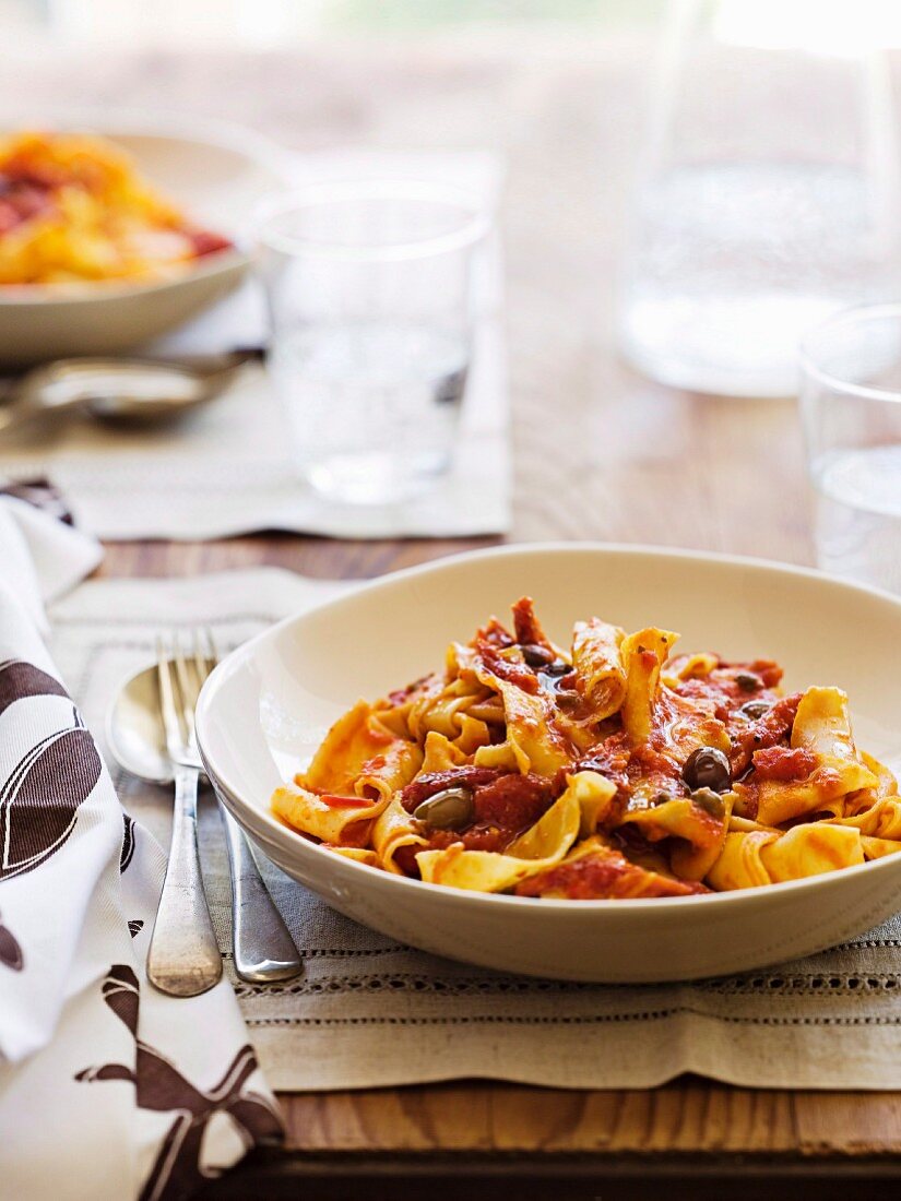 Pasta alla puttanesca (Nudeln mit pikanter Tomatensauce)