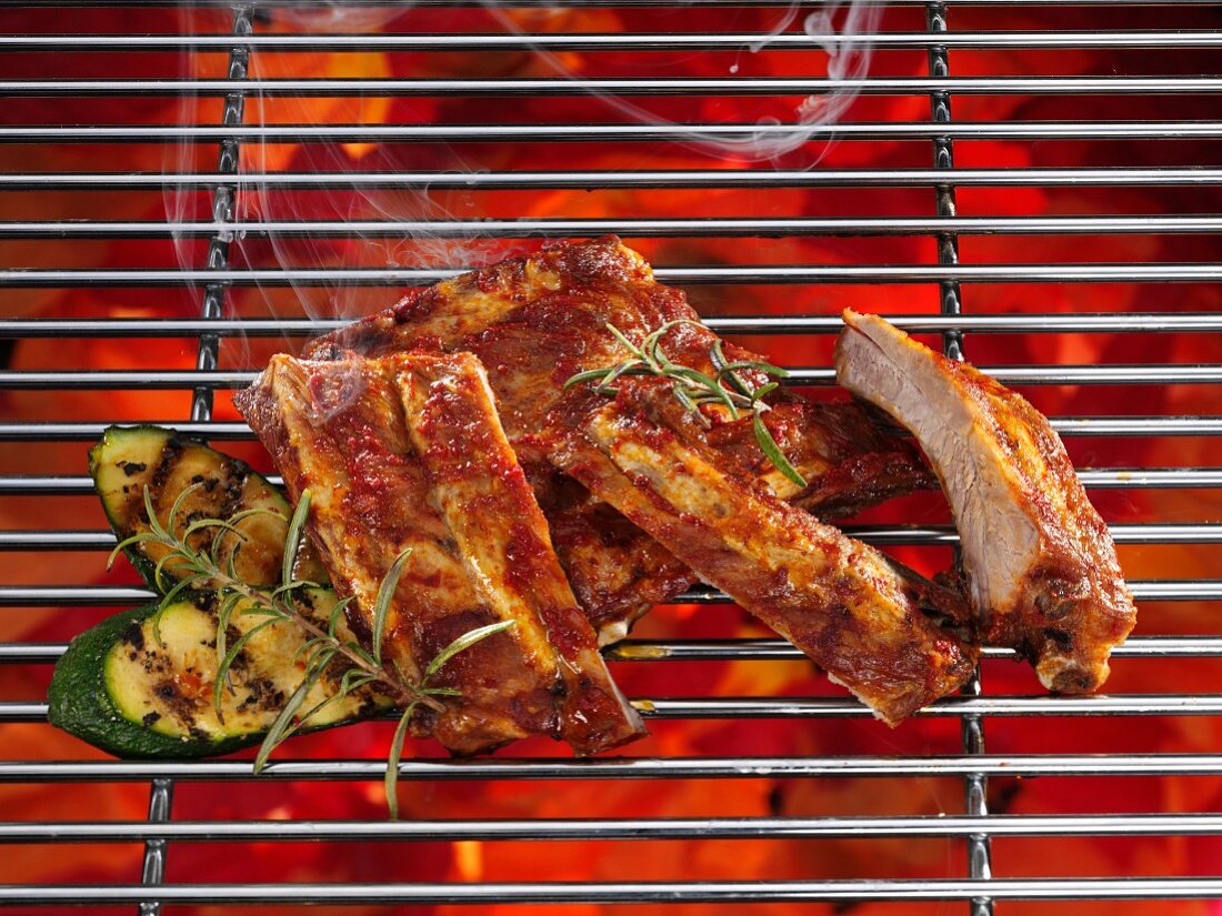 Spareribs auf dem Grill, dazu Grillgemüse