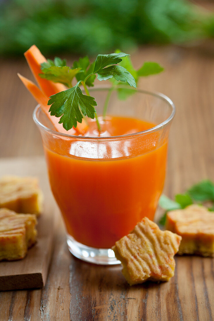 Ein Glas Karottensaft