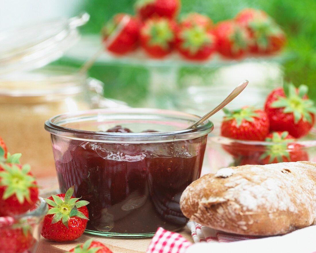 Erdbeermarmelade, frische Erdbeeren und Brot