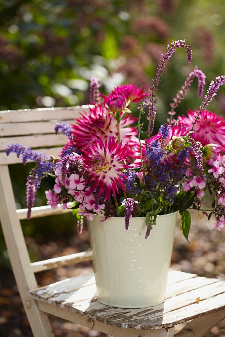 Blumenstrauss auf Gartenstuhl