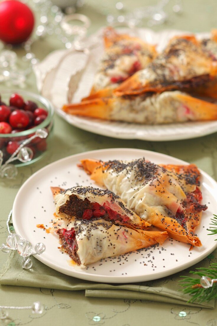 Filloteigecken mit Mohn und Cranberryfüllung zu Weihnachten