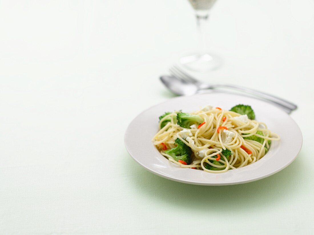 Spaghetti mit Brokkoli und Feta