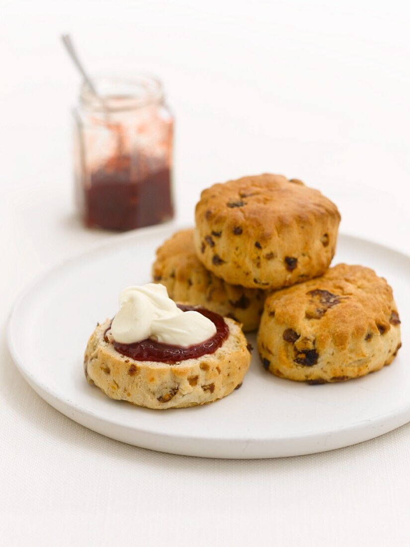 Scones mit Marmelade und Sahne