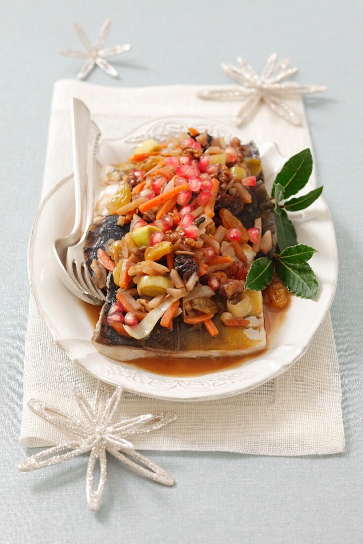 Gekochter Karpfen mit Gemüse und Granatapfelsauce (weihnachtlich)