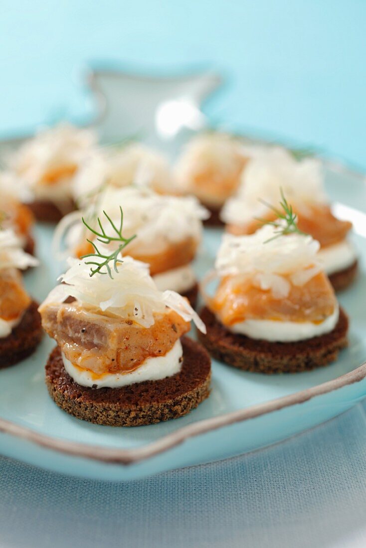 Pumpernickel mit mariniertem Hering und Sauerkraut (weihnachtlich)