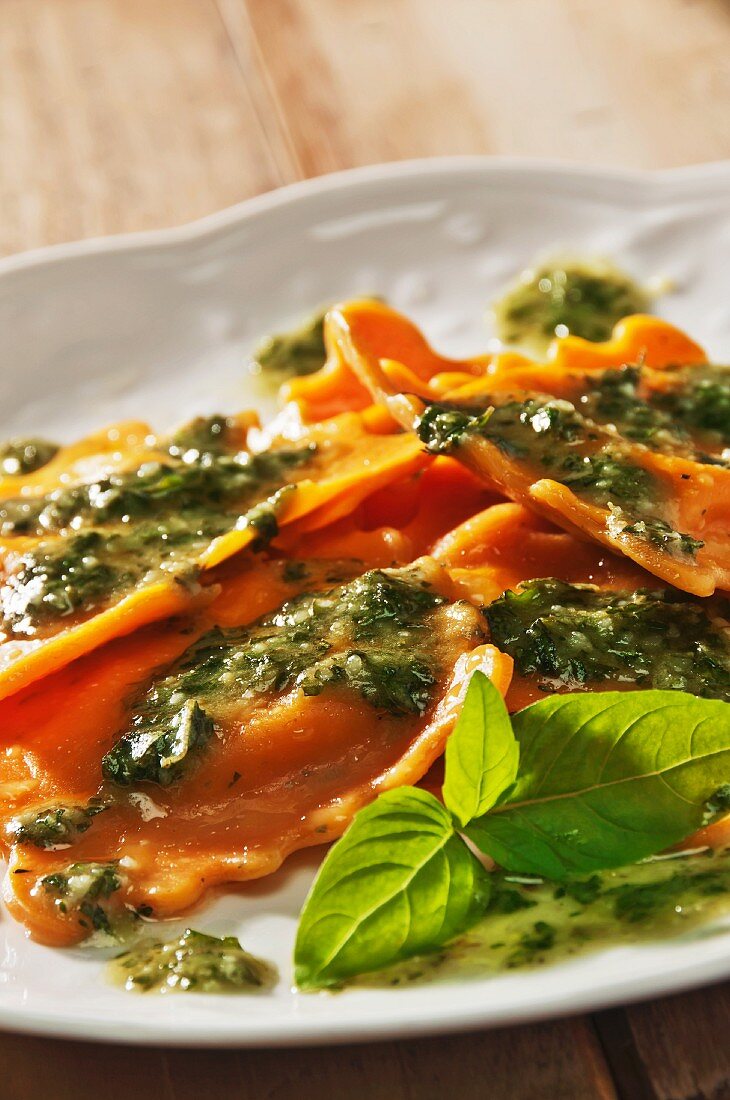 Ravioli mit Hummerfüllung und Pesto