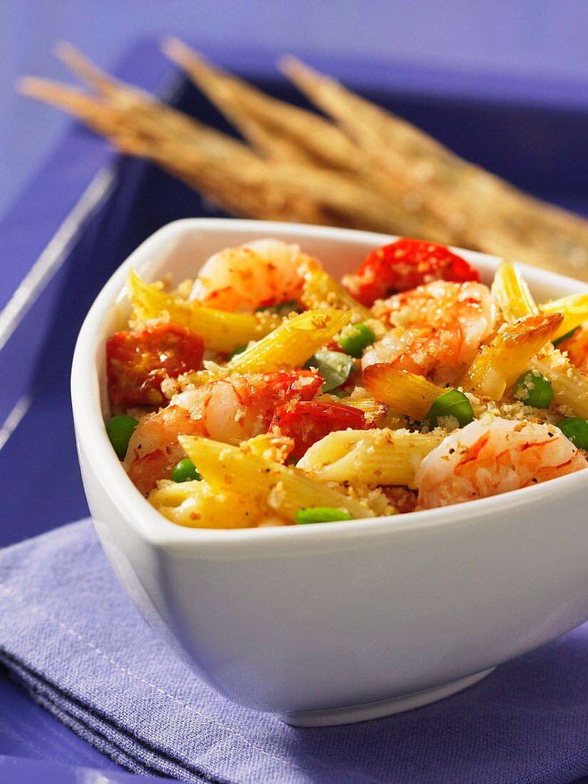 Penne bake with shrimps, peas and tomatoes