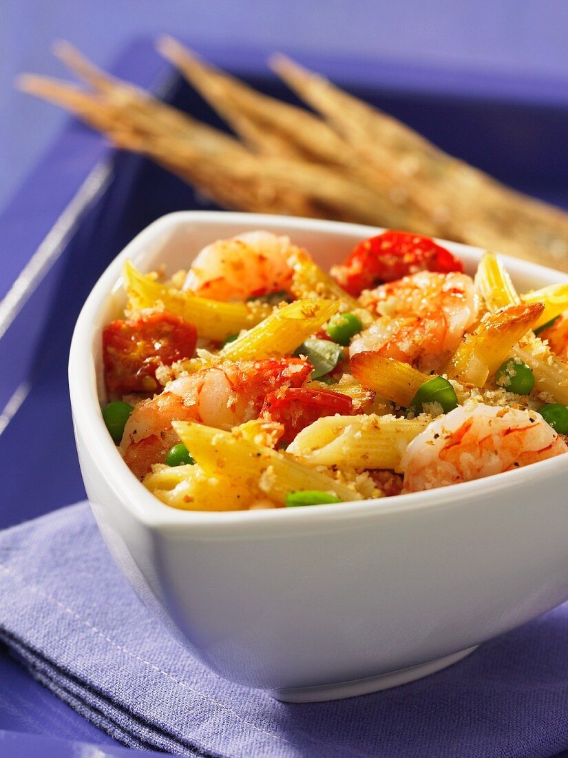 Überbackene Penne mit Shrimps, Erbsen und Tomaten