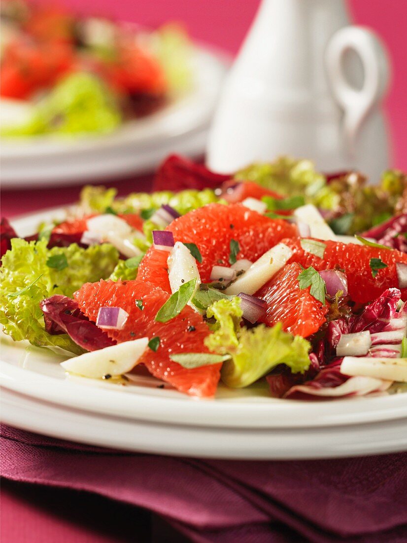 Grapefruitsalat mit Zwiebeln und Radicchio