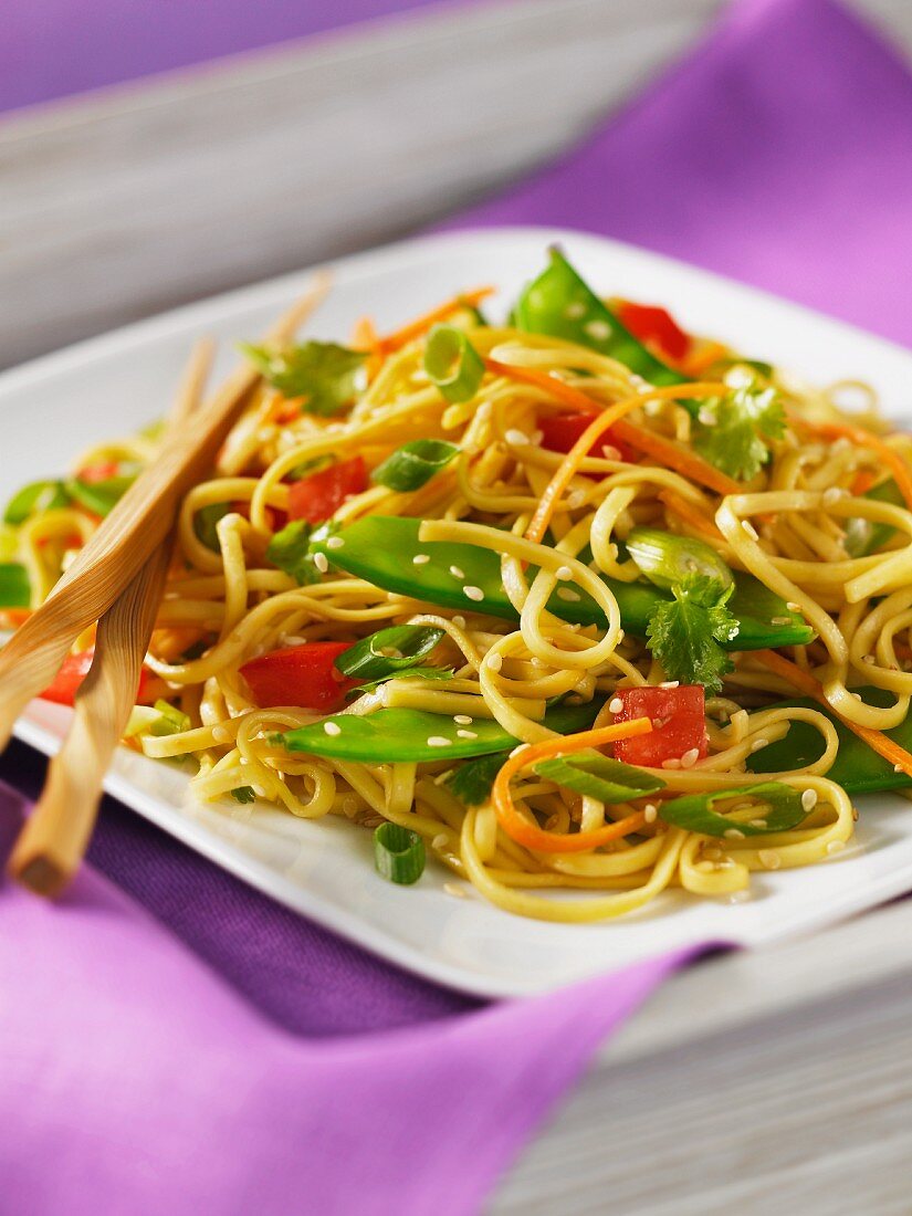 Fried noodles with mange tout and red pepper (Asia)