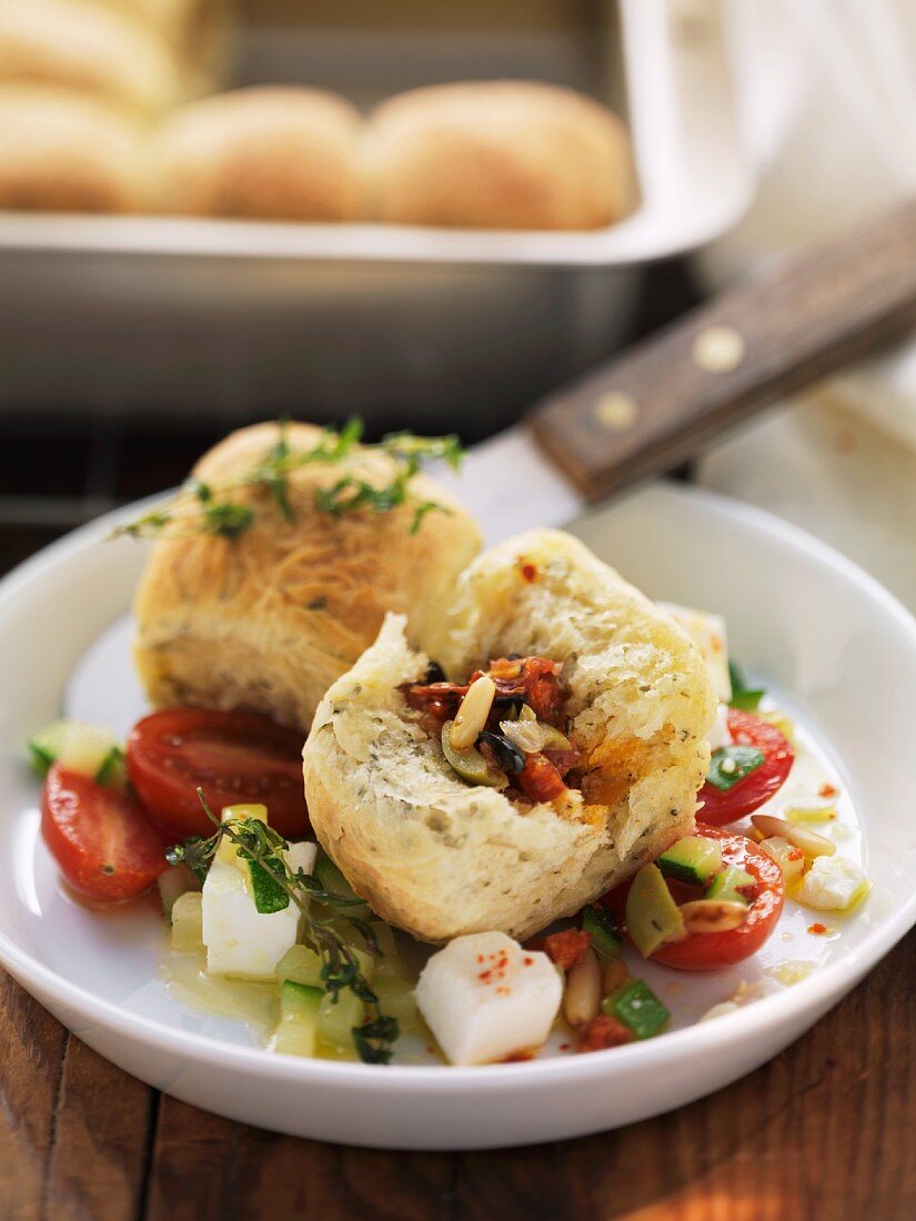 Pikant gefüllte Rohrnudeln auf Tomaten-Feta-Salat