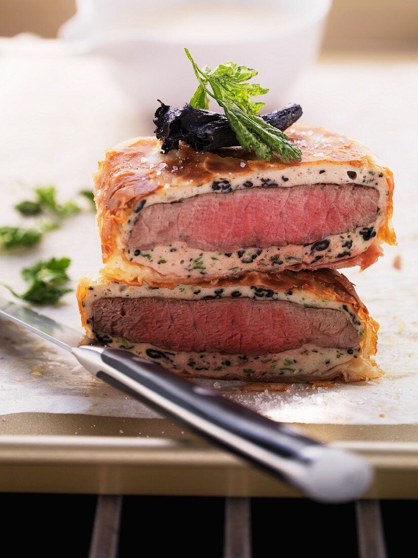 Rinderfilet mit Kalbsbrät im Strudelteig