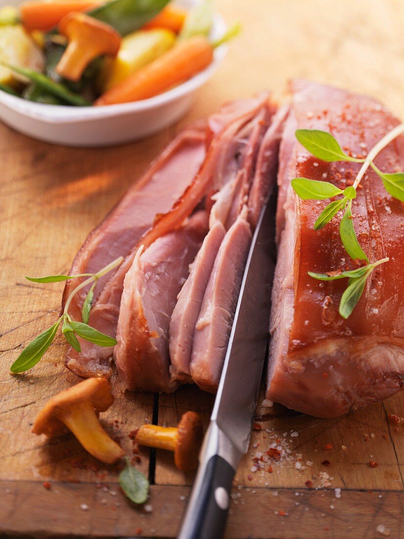 Schinkenbraten vom Spanferkel und Frühlingsgemüse