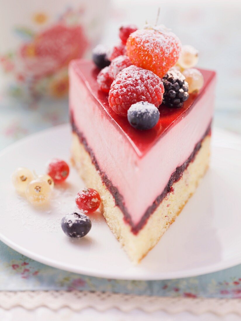 Ein Stück Beeren-Sahne-Torte