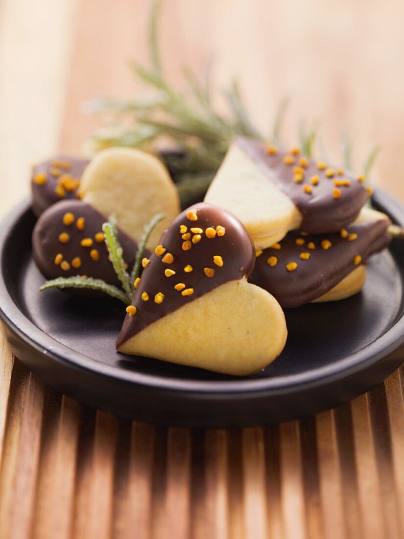 Heart-shaped biscuits filled with truffles and rosemary