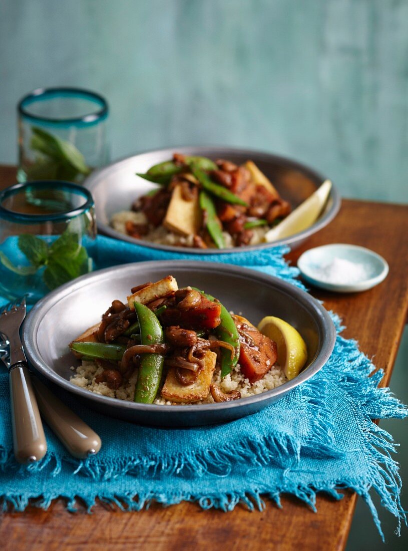 Gemüsecurry mit Tofu und Cashewnüssen auf Couscous