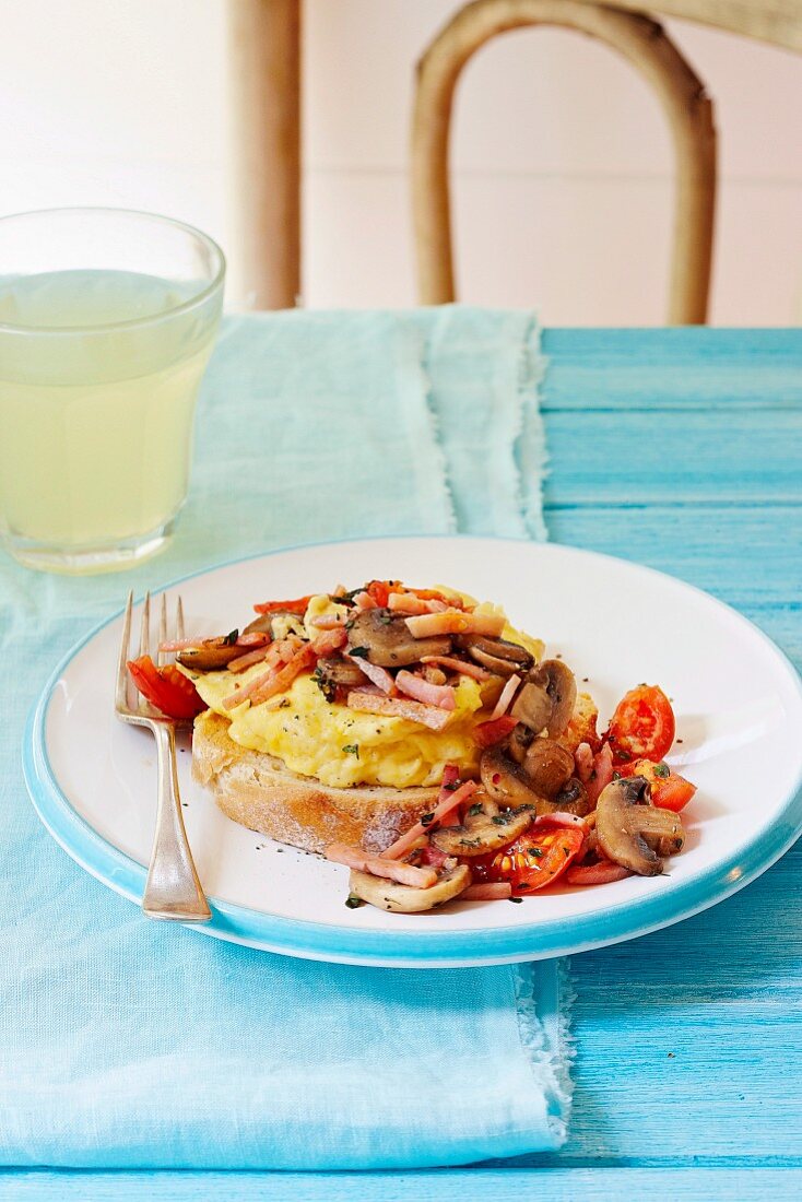 Rührei mit Champignons und Cocktailtomaten auf Brot