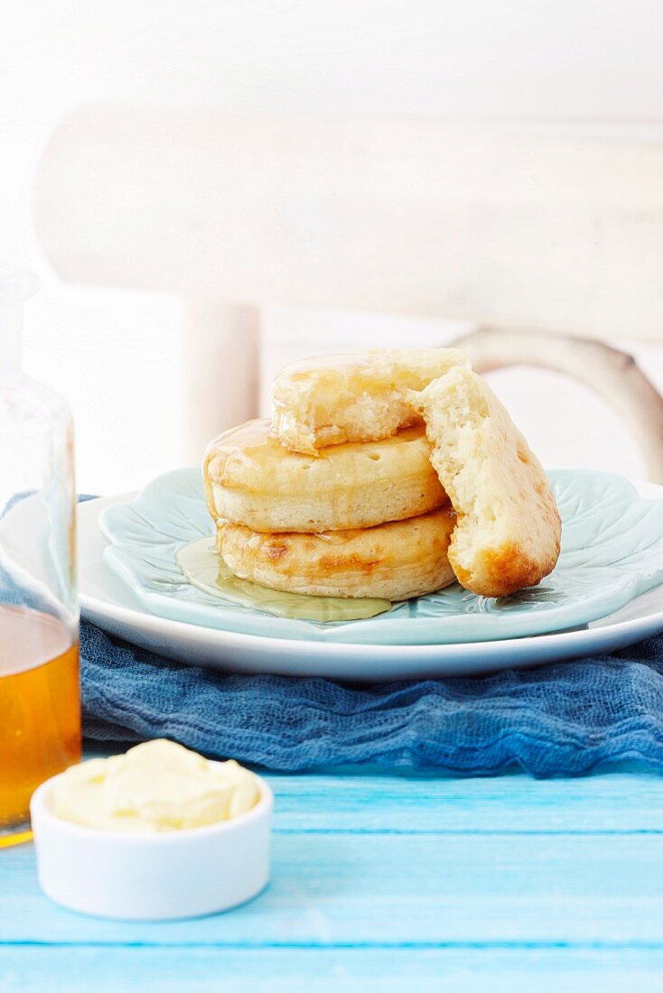 Crumpets with honey