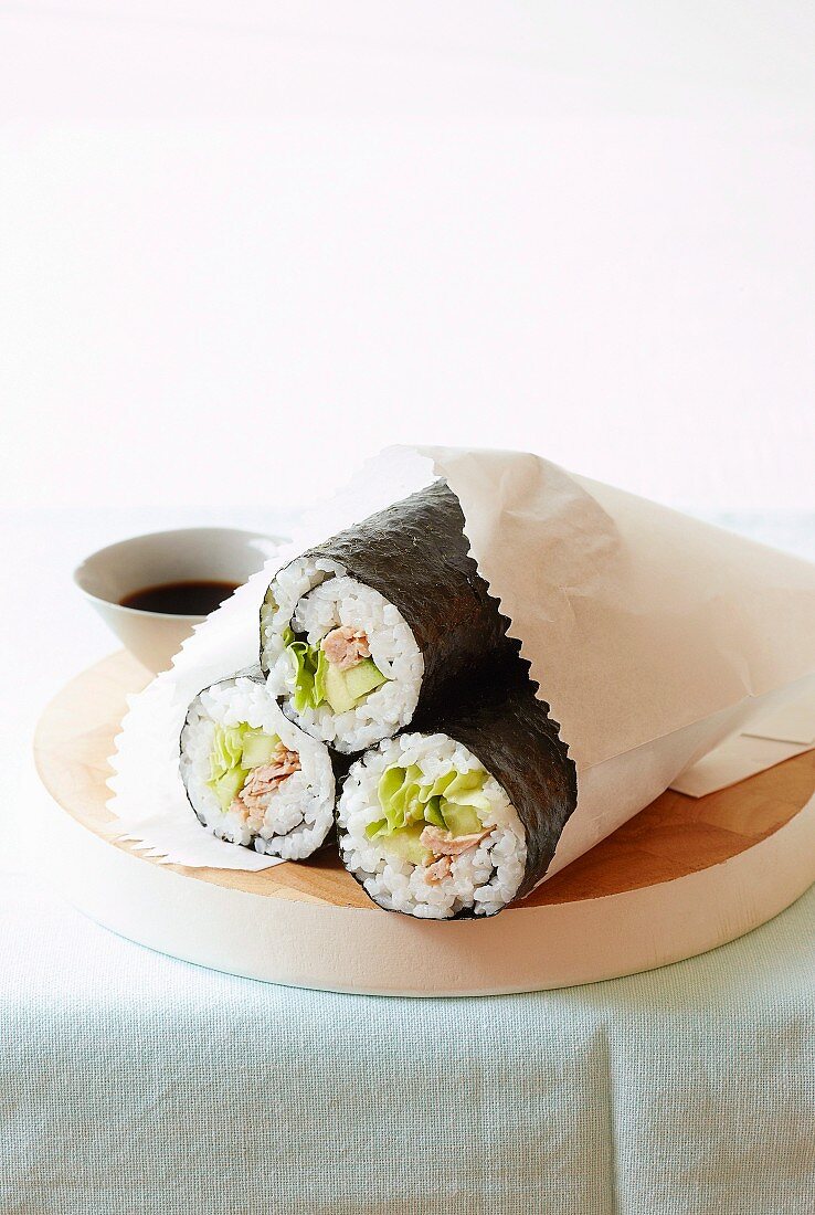 Maki-Röllchen mit Thunfisch und Avocado