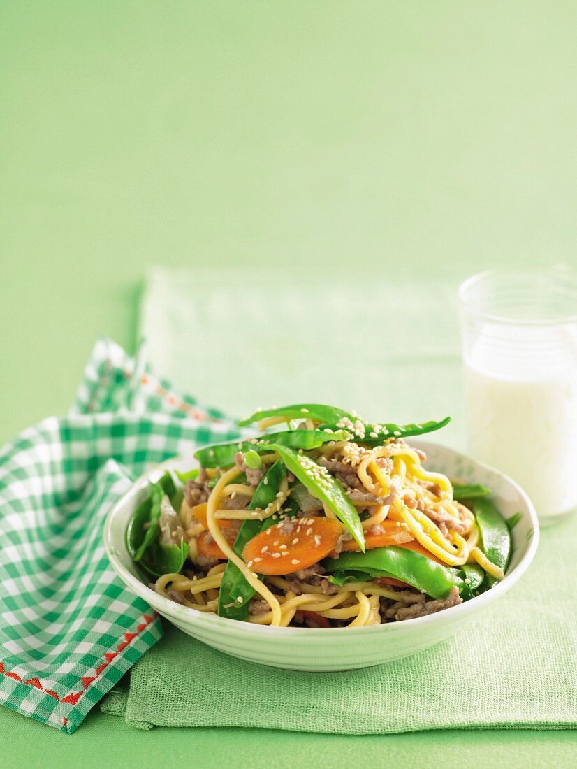 Hokkien-Nudeln mit Schweinefleisch, Zuckerschoten, Möhren und Sesam