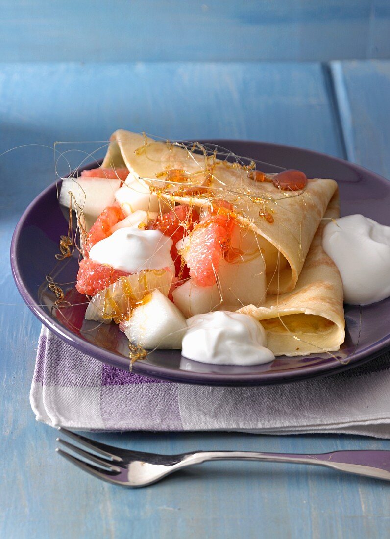 Pfannkuchen mit Melonen-Zitrusfrucht-Salat und Karamell